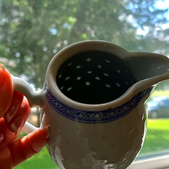 Chinese Rice Grain Eyes Pattern White Flower Cups Set of 4 with Creamer Vintage - Picture 8 of 15